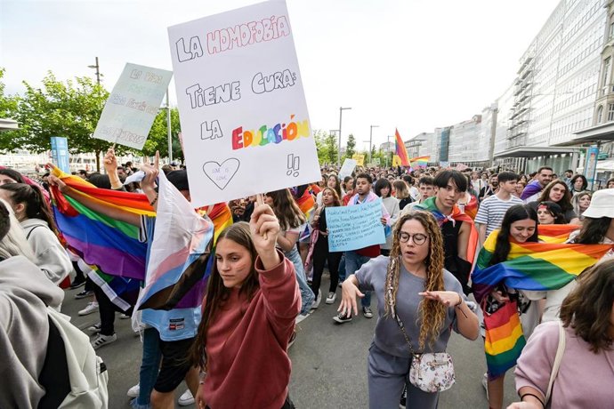 Archivo - Arquivo - Un grupo de persoas sostén unha pancarta durante unha manifestación do Orgullo LGTBI 2022, a 28 de xuño de 2022, na Coruña, Galicia (España).