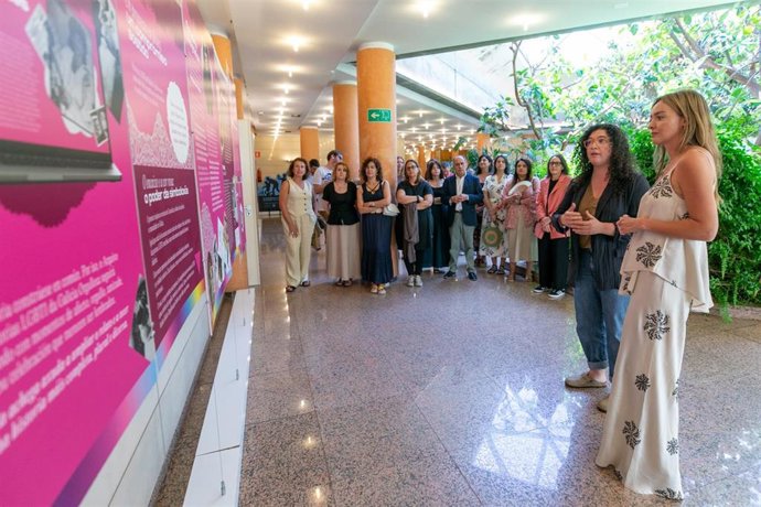 La conselleira de Política Social e Igualdade, Fabiola García, y la directora xeral de Promoción da Igualdade, María Quintiana, en la inauguración de la exposición 'Historias LGBTI da Galicia Orgullosa'.