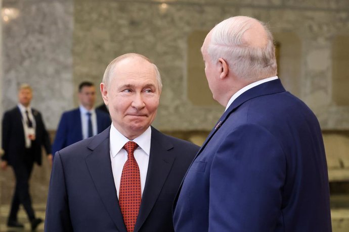 27 de junho de 2025, Belarus, Minsk: Alexander Lukashenko, presidente da Bielorrússia, dá as boas-vindas ao seu homólogo russo, Vladimir Putin, durante uma reunião do Conselho Econômico Supremo da Eurásia no Palácio da Independência. Foto: Sergei Karpukhi
