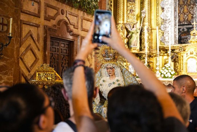 Imágenes de la veneración de Nuestra Señora de la Esperanza Macarena tras la actuación de mantenimiento y conservación