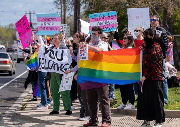 Archivo - Arquivo - 28 de junho de 2024: Estudantes e familiares se manifestam durante uma passeata e comício na escola em Roseville, na sexta-feira, 31 de março de 2023, para protestar contra a decisão do Roseville Joint Union High School District de cor