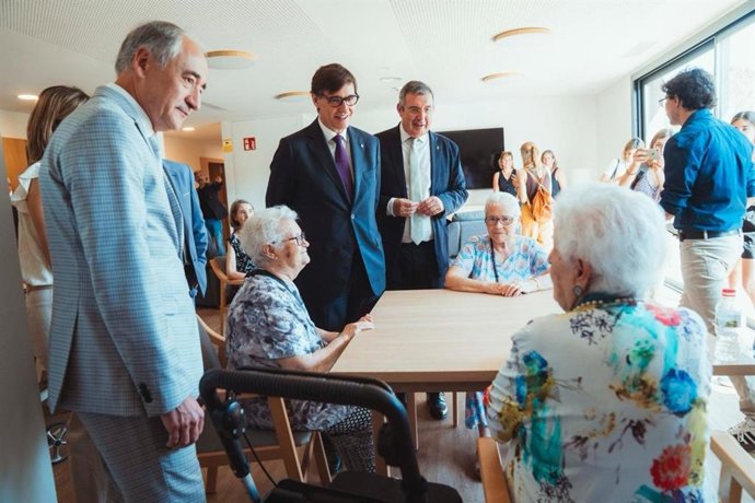 El presidente de la Generalitat, Salvador Illa, en el acto de inauguración de la residencia Sagrat Cor de Banyoles (Girona)