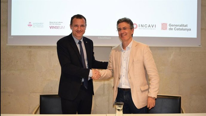 El conseller de Agricultura, Ganadería, Pesca y Alimentación y presidente del Institut Català de la Vinya i el Vi (Incavi), Òscar Ordeig, y el presidente del patronat del Vinseum y alcalde de Vilafranca del Penedès (Barcelona), Francisco Romero.