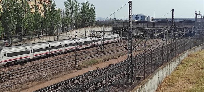 Tren en las vías junto a la estación de Córdoba.