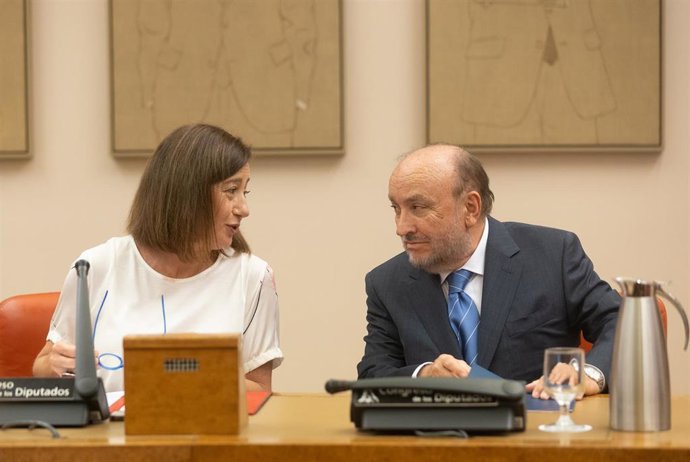 Archivo - La presidenta del Congreso, Francina Armengol, y el presidente de la Fundación Víctimas del Terrorismo, Juan Benito, en el Congreso de los Diputados, a 27 de junio de 2024, en Madrid (España). 