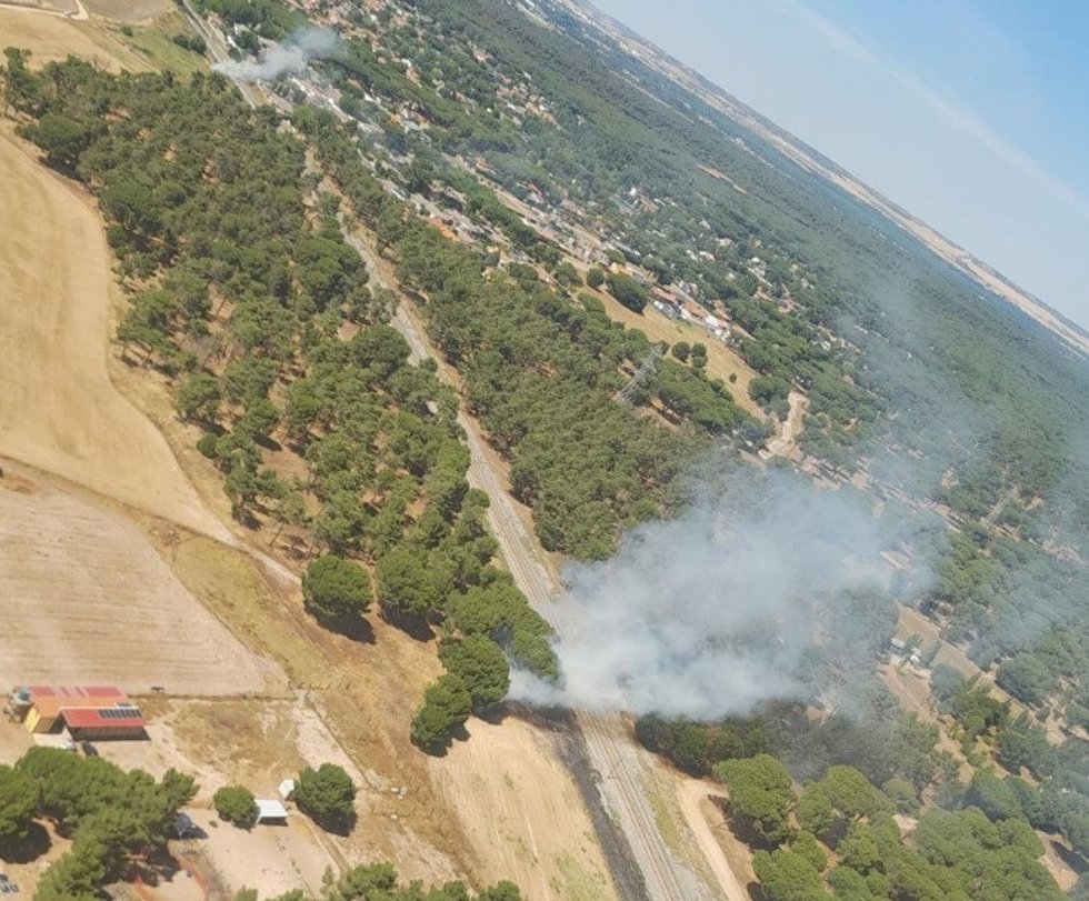 Incendios declarados junto a la vía de alta velocidad en Viana de Cega.
