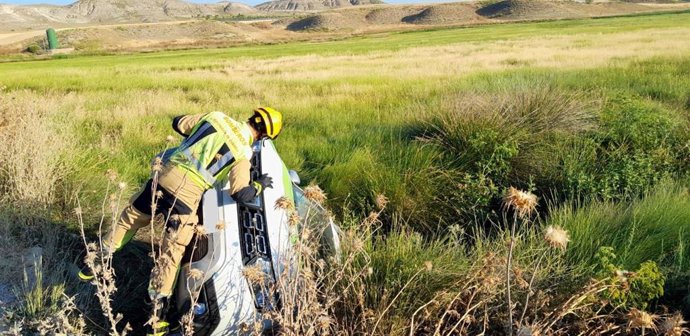 Bomberos rescatan a un conductor atrapado tras volcar el vehículo en el