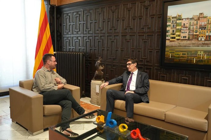 El presidente de la Generalitat, Salvador Illa, y el alcalde de Girona, Lluc Salellas, en una reunión en el Ayuntamiento de Girona