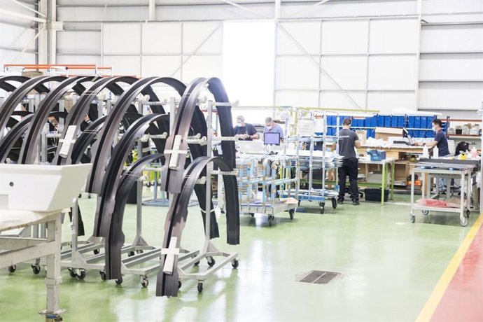 Archivo - Operarios de Airtificial en una fábrica