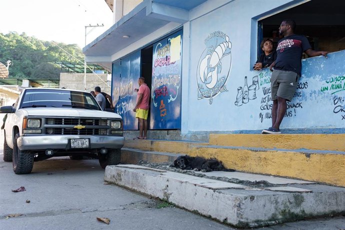 Archivo - Un vehículo frente a un establecimiento en Chuspa, Venezuela