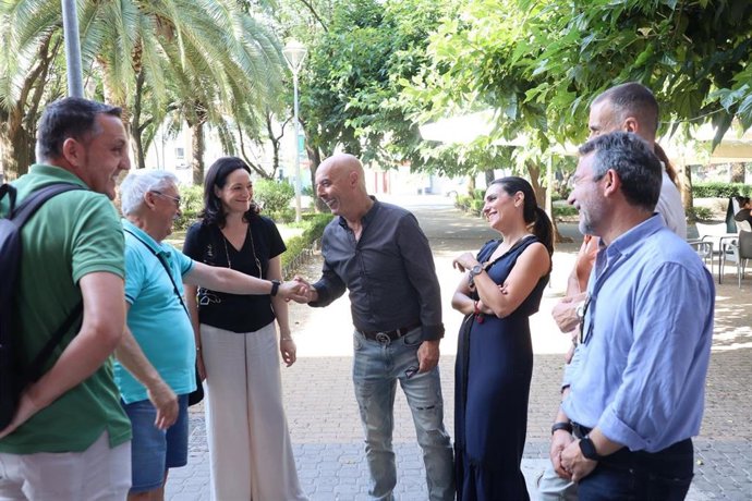 Antonio Hurtado saluda a un vecino de Moreras, en presencia de Rafi Crespín y otros cargos públicos socialistas.