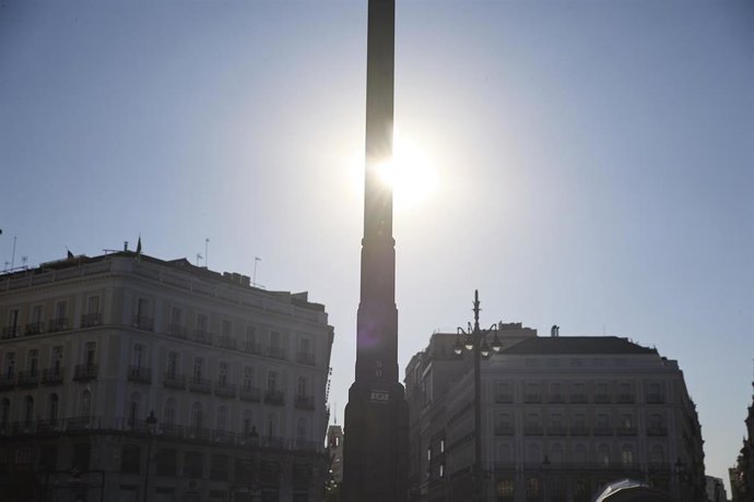 El sol alumbra la Puerta del Sol