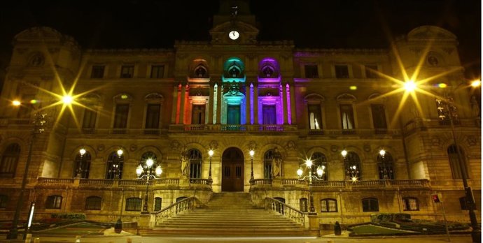 Fachada del Ayuntamiento de Bilbao iluminada con el arcoíris representativo del colectivo LGTBIQ+