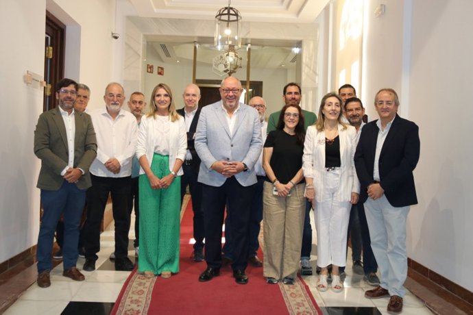 El rector de la UCO, Manuel Torralbo (centro), junto a integrantes del iHUB y miembros de la Fundación Fiware.