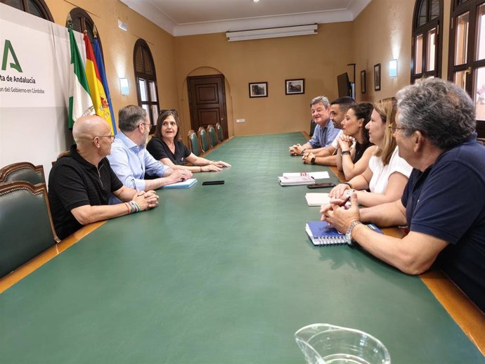 Marina Borrego (izda.) habla con Adolfo Molina, en presencia del resto del Secretariado del sindicato en Córdoba.