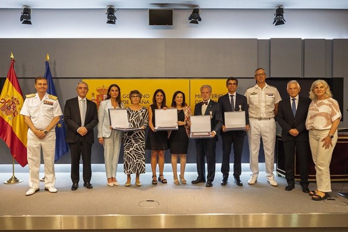 Robles junto a médicos del Hospital Sant Joan de Déu de Barcelona en el acto de este viernes