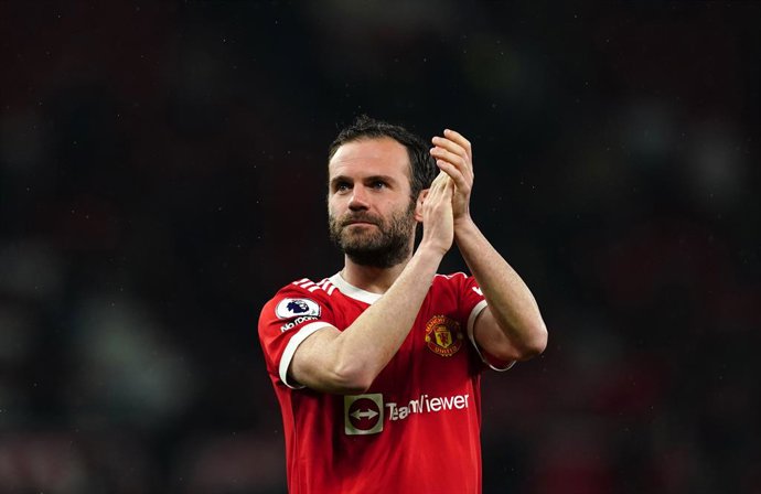 Archivo - FILED - 02 de maio de 2022, Reino Unido, Manchester: Juan Mata, do Manchester United, agradece aos torcedores após o apito final da partida de futebol da Premier League inglesa entre Manchester United e Brentford no Old Trafford. O jogador de lo
