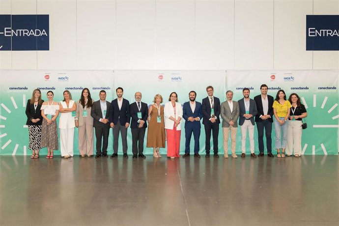 Autoridades y ponentes del I Congreso 'Conectando Generaciones', organizado en Córdoba por AJE Andalucía junto al Instituto Municipal de Desarrollo Económico y Empleo de Córdoba (Imdeec).
