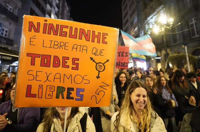 Archivo - Decenas de personas durante la manifestación por el 25N de la plataforma Reposta Feminista, a 25 de noviembre de 2024, en Vigo, Galicia (España). Bajo el lema “Que a vergoña mude de bando, feminismo sen tregua!”, la plataforma Resposta Feminista