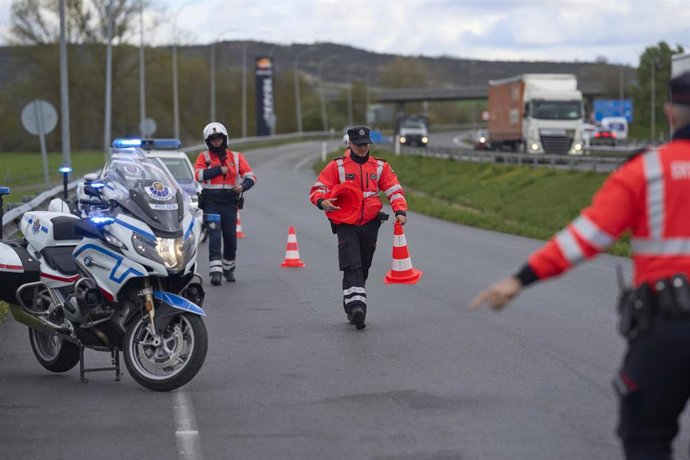 Fallece tras volcar su vehículo en la N-622 en Zuia (Álava)