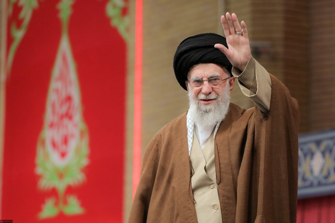 Archivo - HANDOUT - 17 December 2024, Iran, Tehran: Iranian Supreme Leader Ayatollah Ali Khamenei waves to the crowd, during a meeting he held with women from various cities in Iran. Photo: -/Iranian Supreme Leader's Office/dpa