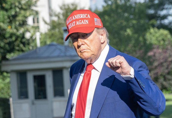 21 de junho de 2025, Washington, Distrito de Columbia, EUA: O presidente dos Estados Unidos, DONALD J TRUMP, gesticula enquanto caminha no gramado sul da Casa Branca em Washington, DC, EUA, enquanto retorna à Casa Branca em Washington, DC, EUA, após uma v
