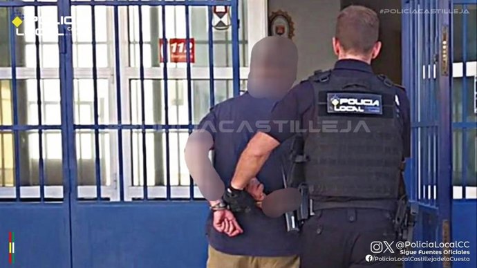 Imagen del detenido siendo conducido por los agentes