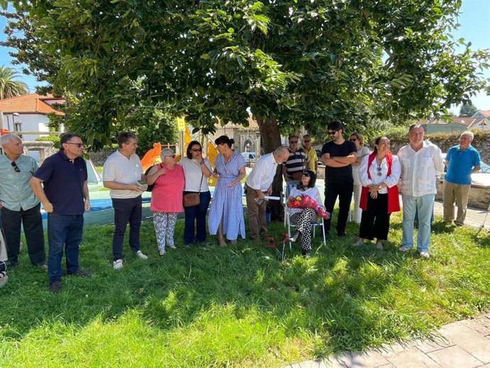 Acto de colocación de piedras de la memoria en el concejo de Llanes.