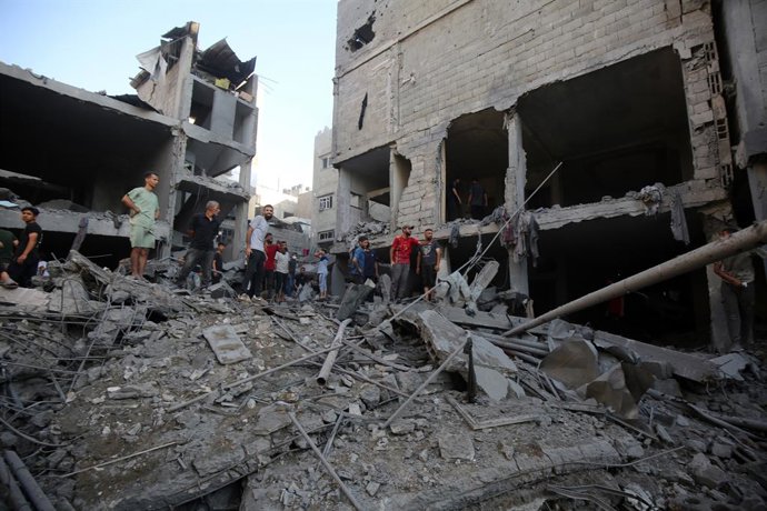 27 de junho de 2025, Territórios Palestinos, Cidade de Gaza: Palestinos inspecionam os danos após um ataque israelense a um prédio residencial na Cidade de Gaza. Foto: Omar Ashtawy/APA Images via ZUMA Press Wire/dpa