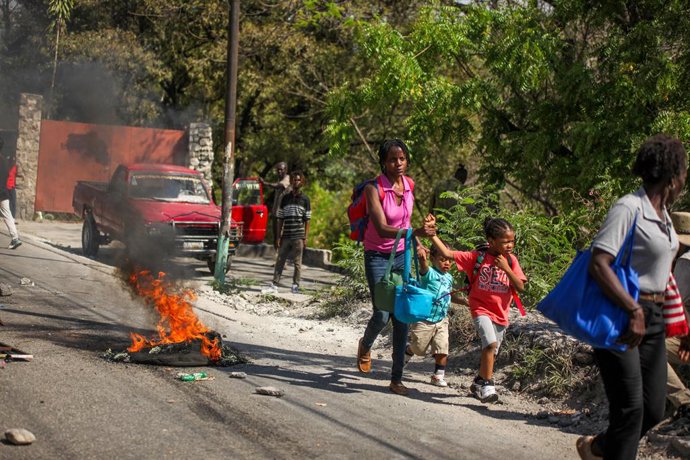 Archivo - Arquivo - 27 de março de 2025, Haiti, Porto Príncipe: Manifestantes saem às ruas para protestar contra a insegurança em Porto Príncipe. Foto: Patrice Noel/ZUMA Press Wire/dpa