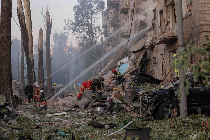 Servicios de emergencias trabajan en una zona afectada por un bombardeo ruso en Kiev