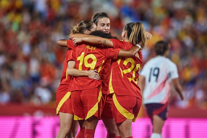 Las jugadoras de la selección española celebran el 2-1 de Vicky López en el amistoso ante Japón