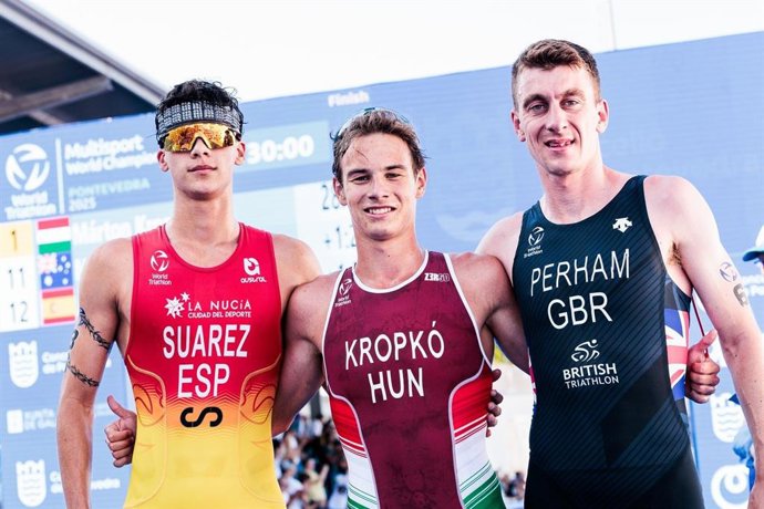 Damián Suárez, en el podio del Campeonato del Mundo de acuatlón.