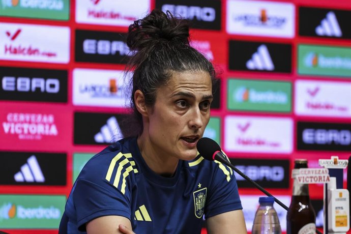 Montse Tome, técnico da Espanha, participa de sua coletiva de imprensa durante o dia de treinamento da Espanha antes da partida de futebol da Liga das Nações Femininas da UEFA contra a Inglaterra no Estádio RCDE em 2 de junho de 2025 em Cornella, Barcelon