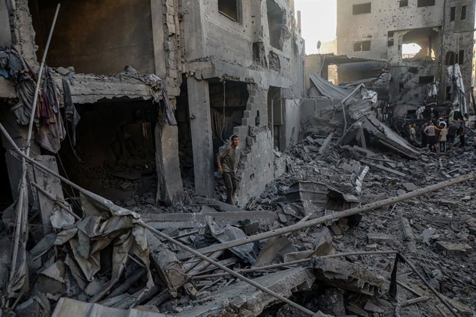 GAZA, June 27, 2025 -- Palestinos são vistos entre os escombros de prédios destruídos após um ataque aéreo israelense na Cidade de Gaza, em 27 de junho de 2025. Pelo menos 40 palestinos foram mortos por tiros e bombardeios israelenses em toda a Faixa de G