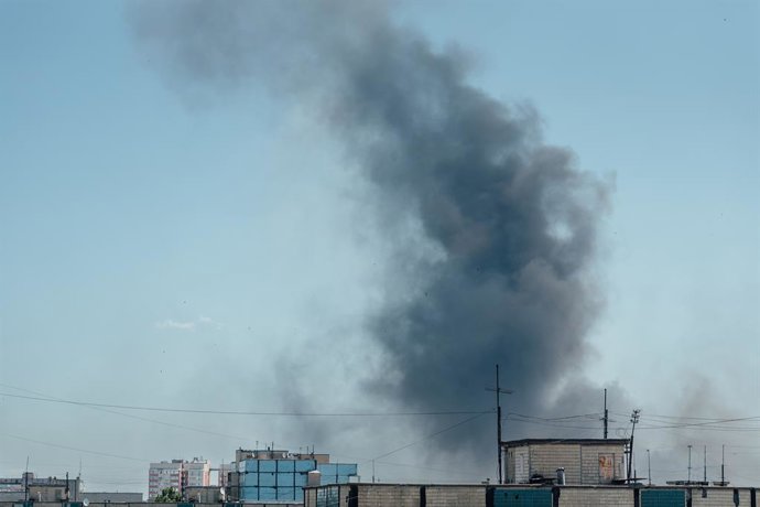 24 de junho de 2025, Dnipro, Dnipropetrovsk Oblast, Ucrânia: Fumaça sobe no local de um míssil atingido em DNIPRO, UCRÂNIA, em 24 de junho de 2025. A RÚSSIA lançou um ataque maciço com mísseis contra a cidade, matando mais de 10 pessoas e ferindo mais de 