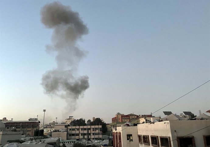 27 de junho de 2025, Cidade de Gaza, Faixa de Gaza, Território Palestino: Resumo das restrições: Somente para clientes da APA wire Lista restrita: APAwire - Somente clientes da APA wire, Cidade de Gaza - 27 de junho de 2025. Uma nuvem de fumaça surge após