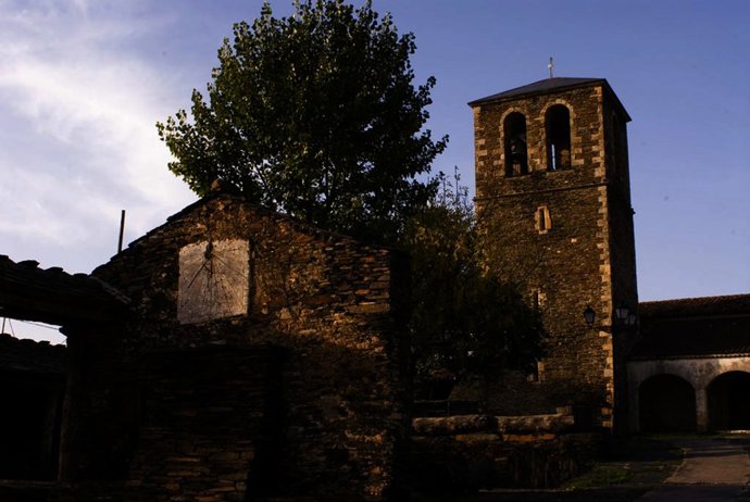 Campillo de Ranas, icono de la arquitectura negra de Guadalajara y cuna de las bodas entre personas del mismo sexo en España