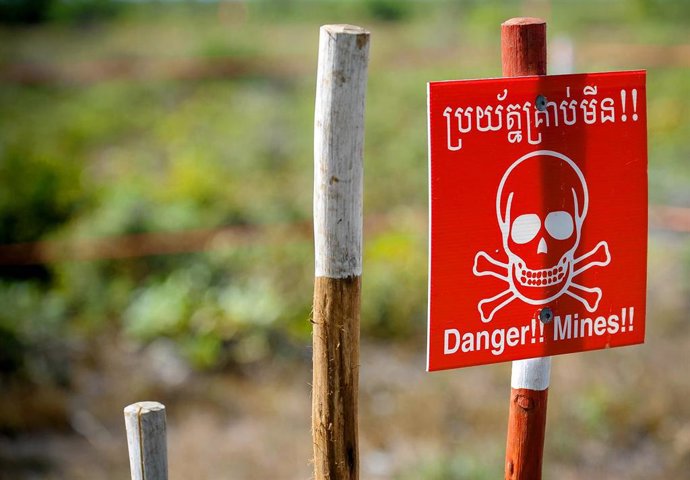 Archivo - Imagen de archivo de un cartel alertando de la presencia de minas antipersona en Camboya.