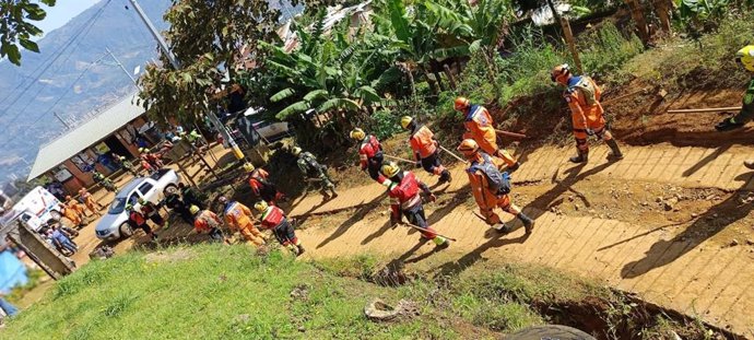 Equipes de resgate da Defesa Civil de Colomba fazem manobras para encontrar vítimas após o deslizamento de terra em Bello, em 27 de junho de 2025
