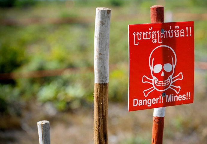 Archivo - Imagen de archivo de un cartel alertando de la presencia de minas antipersona en Camboya.
