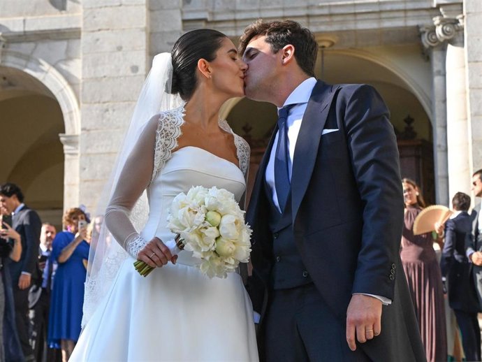 Álvaro González y Carla Vico salen de la iglesia Parroquial de Santa Bárbara tras darse el "sí quiero", a 27 de Junio de 2025 en Madrid (España).