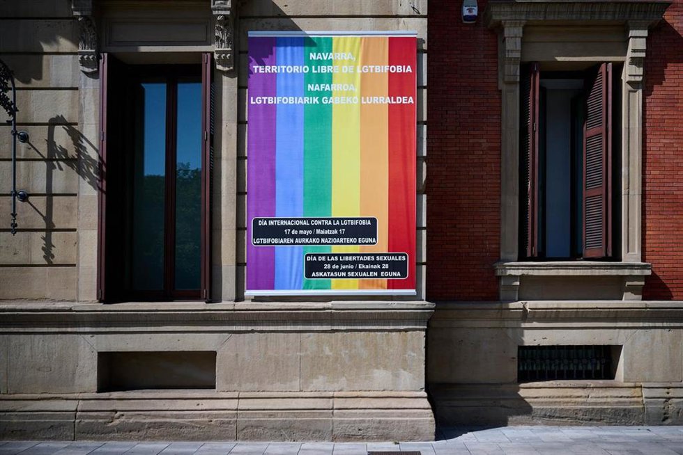 Archivo - Lona arcoiris en el Parlamento de Navarra con motivo del Día del Orgullo LGTBI+.