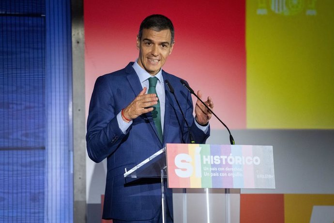 O primeiro-ministro Pedro Sánchez discursa durante uma cerimônia em comemoração ao 20º aniversário da lei que legaliza o casamento entre pessoas do mesmo sexo na Espanha, no Museo del Traje, em 23 de junho de 2025, em Madri, Espanha. O Gobi