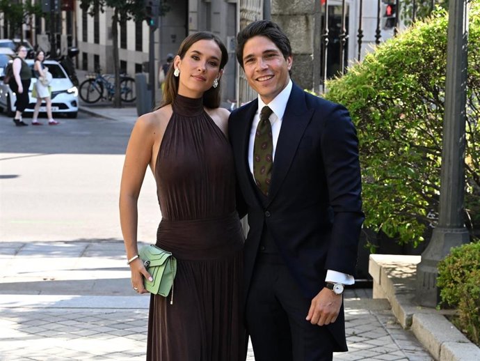 Maria Pombo y Pablo Castellano en la boda de Álvaro González y Carla Vico en la iglesia Parroquial de Santa Bárbara, a 27 de Junio de 2025 en Madrid (España).
