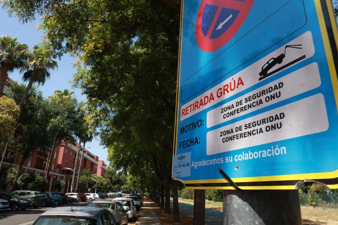 Imagen de uno de los carteles de tráfico en Sevilla Este informando de limitaciones por la cumbre de la ONU.