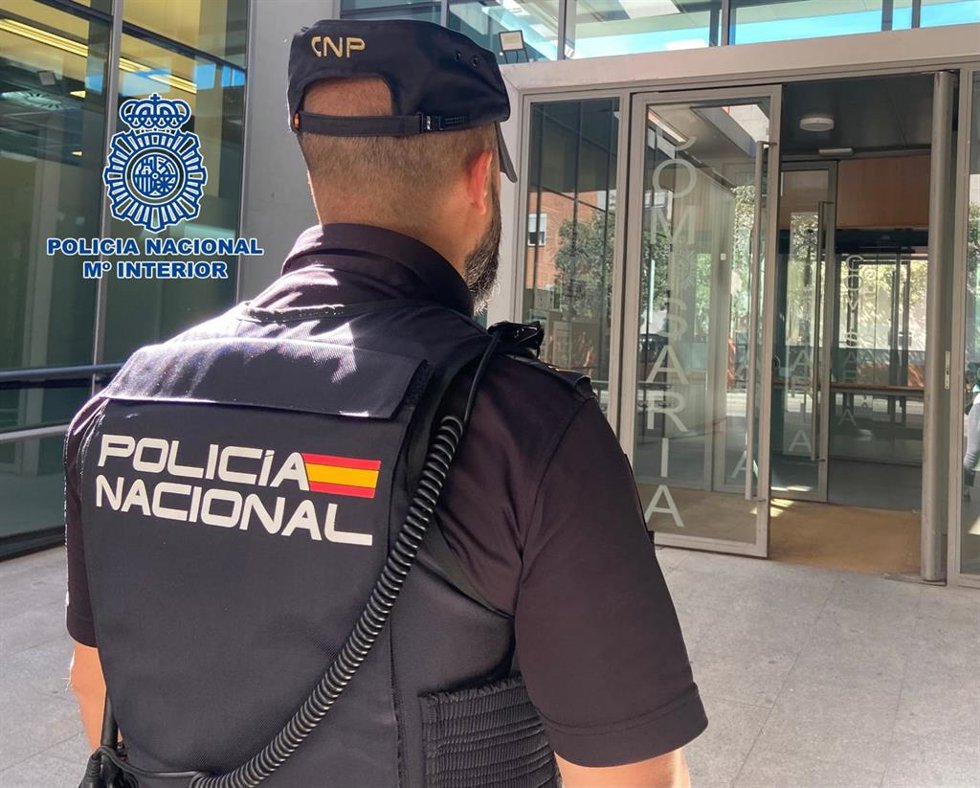 Archivo - Imagen de archivo de un agente de la Policía Nacional.