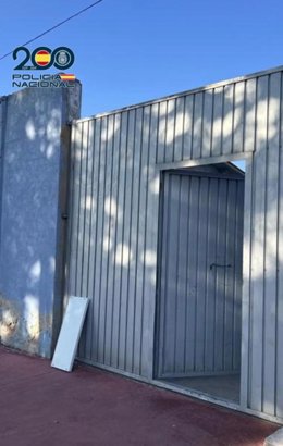 Tabla y portón de la vivienda a la que el detenido accedió.