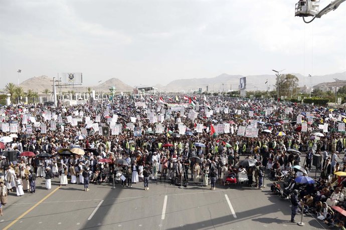 SANAA, June 27, 2025  -- People participate in a rally in Sanaa, Yemen, on June 27, 2025. Thousands of Yemenis on Friday gathered in public squares across Houthi-controlled provinces to show their support for Gaza and Iran, according to the Houthi-run Al-