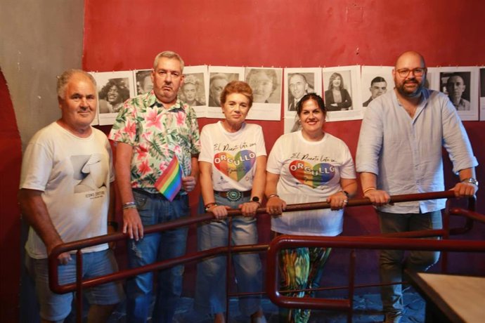 Inauguración de la exposición impulsada por la Asociación Libres en el Pub Stardust.